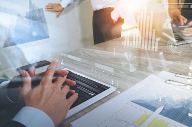 ofis masaları ile akıllı telefon ve dizüstü c üzerindeki iş belgeler