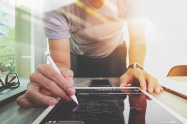 Dijital tablet ve bilgisayar dizüstü çalışan web tasarımcı ve 