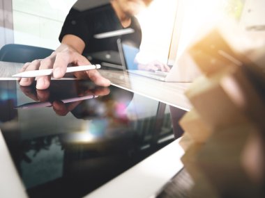 yaratıcı el dijital tablet ve ahşap puzzle dizüstü bilgisayar ile çalışma