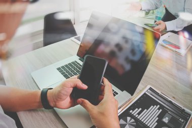 ofis masaları ile akıllı telefon ve dizüstü c üzerindeki iş belgeler