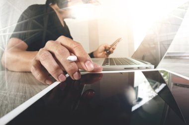 Web sitesi tasarımcısı dijital tablet ve bilgisayar laptop ile çalışma