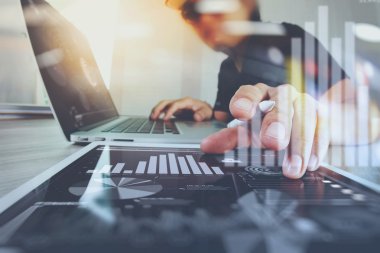 Dijital tablet ve bilgisayar dizüstü çalışan web tasarımcı ve 