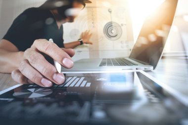 Dijital tablet ve bilgisayar dizüstü çalışan web tasarımcı ve 