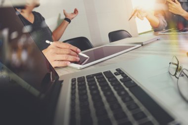 ofis masaları ile akıllı telefon ve dizüstü c üzerindeki iş belgeler