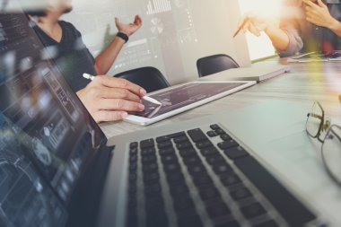 ofis masaları ile akıllı telefon ve dizüstü c üzerindeki iş belgeler