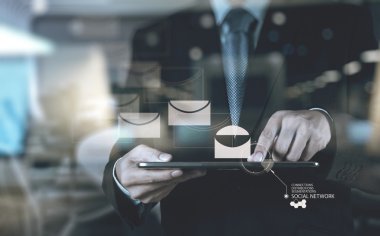 işadamı el e-posta simgesi ile con akıllı telefon bilgisayar kullanımı