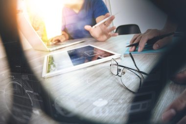 veri ve dijital tablet tartışırken iki iş arkadaşı web tasarımcısı bir