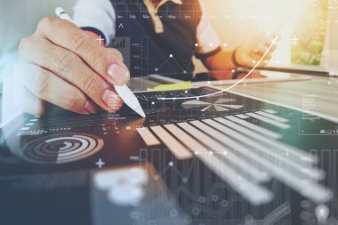 ofis masaları ile akıllı telefon ve dijital iş belgeleri 