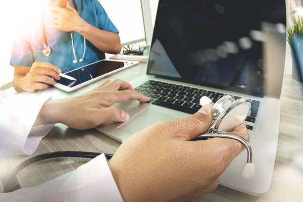 Médico médico mano trabajando con la computadora moderna y pr digital — Foto de Stock