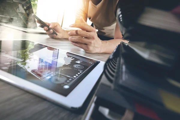 Ontwerper hand werken met digitale Tablet PC- en laptop computer een — Stockfoto