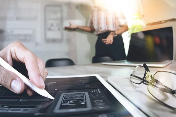 Zwei Kollegen schwitzen Designer diskutieren Daten und digitales Tablet und Computer-Laptop mit Smartphone und Design-Diagramm auf Holztisch als Konzept — Stockbild Zwei Kollegen schwitzen Designer diskutieren Daten und digitales Tablet ein — Stockfoto