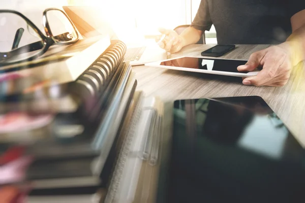 Ontwerper hand werken met digitale Tablet PC- en laptop computer een — Stockfoto