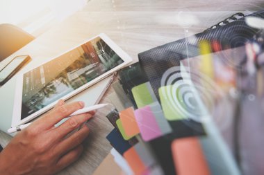 Web sitesi tasarımcısı dijital tablet ve bilgisayar laptop ile çalışma