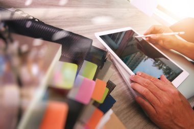 Web sitesi tasarımcısı dijital tablet ve bilgisayar laptop ile çalışma