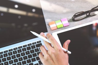 işadamı el Stylus kalem ve dijital tablet bilgisayar çalışma 