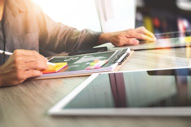 Tasarımcı el çalışma ve akıllı telefon ve boş ekran dizüstü bir