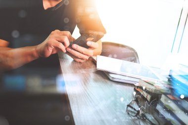 Web sitesi tasarımcısı dijital tablet ve bilgisayar laptop ile çalışma