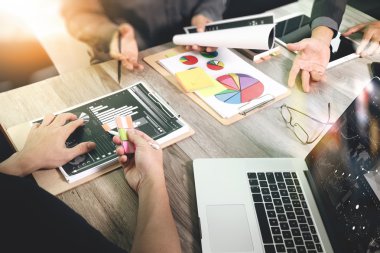 Sunu onun meslektaşları ve iş işadamı