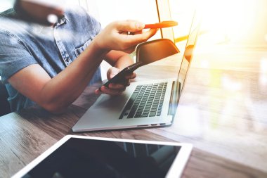 İşadamı el dijital tablet dokunmadan. Fotoğraf Finans Yöneticisi w