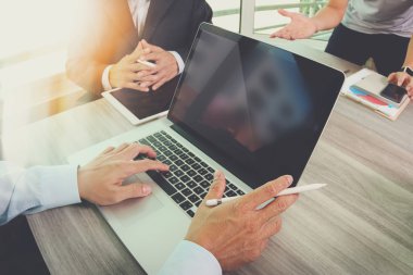 ofis masaları ile akıllı telefon ve dizüstü c üzerindeki iş belgeler