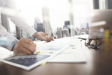 ofis masaları ile akıllı telefon ve dijital iş belgeleri 