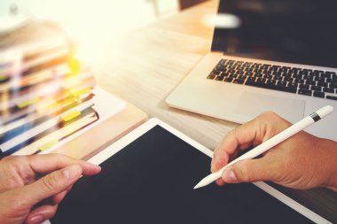 dijital tablet ve dizüstü bilgisayar ile çalışan tasarımcı el