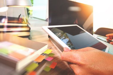 dijital tablet ve dizüstü bilgisayar ile çalışan tasarımcı el