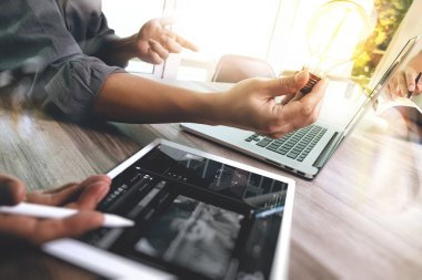 dijital tablet ve dizüstü bilgisayar ile çalışan tasarımcı el