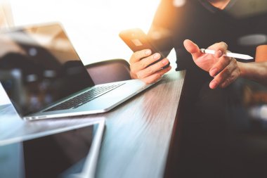 dijital tablet ve dizüstü bilgisayar ile çalışan tasarımcı el