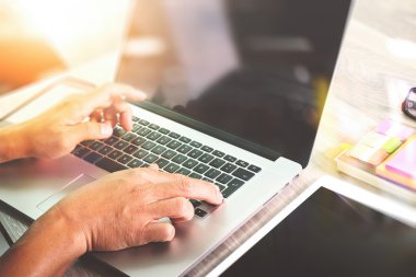 dijital tablet ve dizüstü bilgisayar ile çalışan tasarımcı el