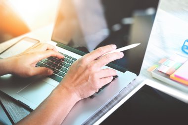 dijital tablet ve dizüstü bilgisayar ile çalışan tasarımcı el
