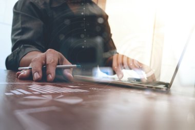 dijital tablet ve dizüstü bilgisayar ile çalışan tasarımcı el