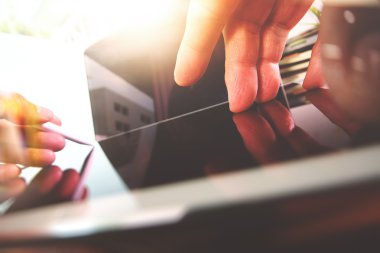 dijital tablet ve dizüstü bilgisayar ile çalışan tasarımcı el