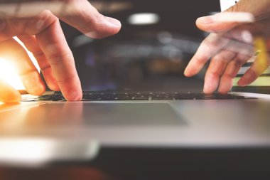 dijital tablet ve dizüstü bilgisayar ile çalışan tasarımcı el