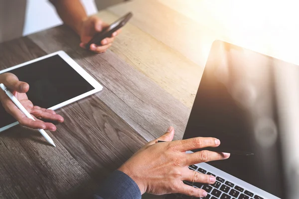 Takım iş kavramı, video konferansa katılan işadamı el