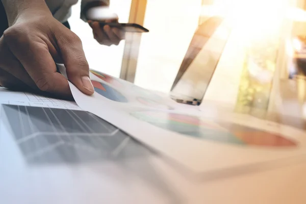 Business man hand werken op laptopcomputer met digitale laag — Stockfoto