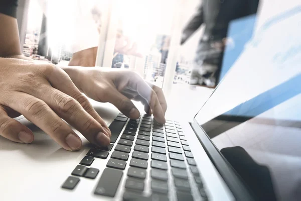 Zakelijke documenten op kantoor tafel met slimme telefoon en laptop c — Stockfoto