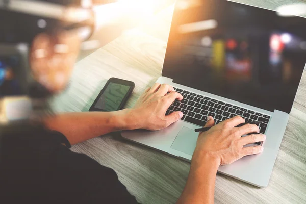 Business man hand working on blank screen laptop computer and di — Stock Photo, Image