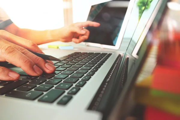 Doppelbelichtung der Hand eines Geschäftsmannes bei der Arbeit auf blankem Bildschirm — Stockfoto