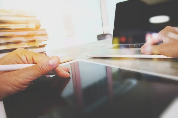 Digitális tabletta-és laptopszámítógéppel dolgozó formatervező kéz — Stock Fotó