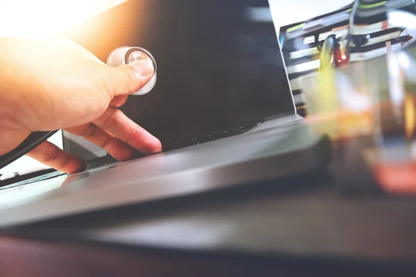 Designer hand werken met digitale Tablet en laptop computer — Stockfoto