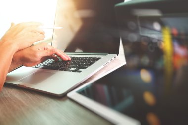 dijital tablet ve dizüstü bilgisayar ile çalışan tasarımcı el