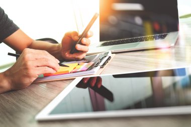 dijital tablet ve dizüstü bilgisayar ile çalışan tasarımcı el