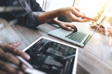 dijital tablet ve dizüstü bilgisayar ile çalışan tasarımcı el