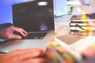 dijital tablet ve dizüstü bilgisayar ile çalışan tasarımcı el