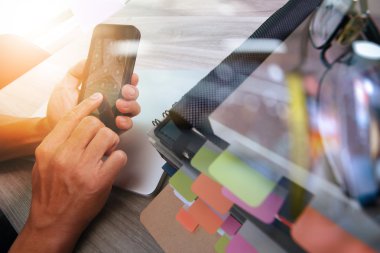 dijital tablet ve dizüstü bilgisayar ile çalışan tasarımcı el