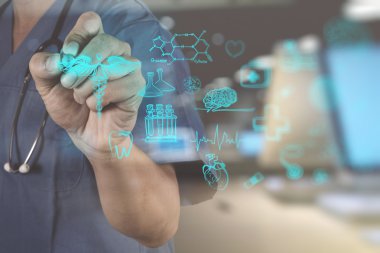 dijital tablet ve dizüstü bilgisayar ile çalışan tasarımcı el
