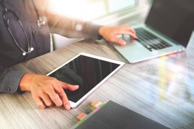 dijital tablet ve dizüstü bilgisayar ile çalışan tasarımcı el