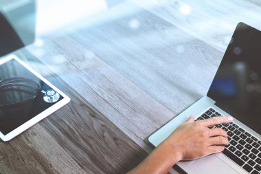 dijital tablet ve dizüstü bilgisayar ile çalışan tasarımcı el