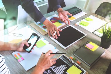 dijital tablet ve dizüstü bilgisayar ile çalışan tasarımcı el